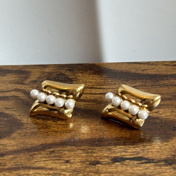 Oceanus Imitation Pearl Gold Stainless Steel Stud Earrings Timeless Sculptural - Picture 3 of 7